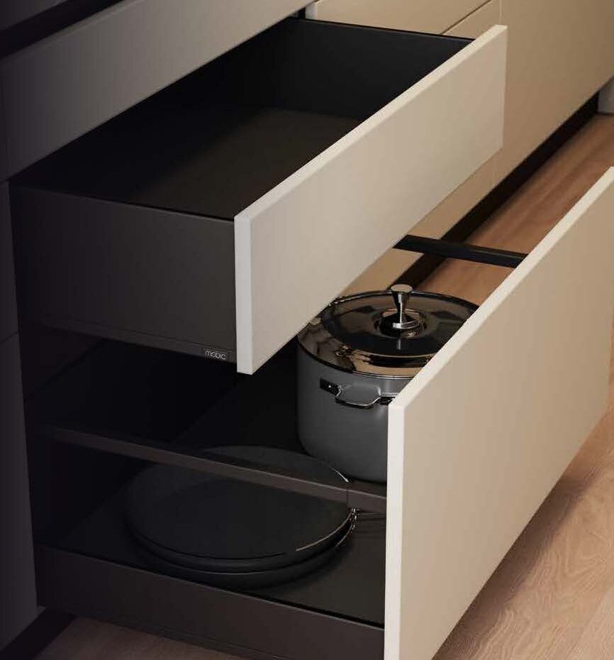 Cajones Next 4D antracita con frentes beige en una cocina